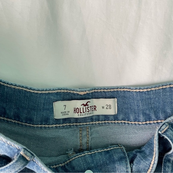 HOLLISTER | High Rise Light Wash Denim Shorts - Picture 3 of 4